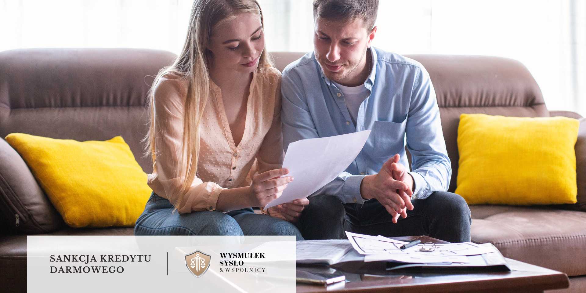 Para kredytobiorców przeglądających dokumenty