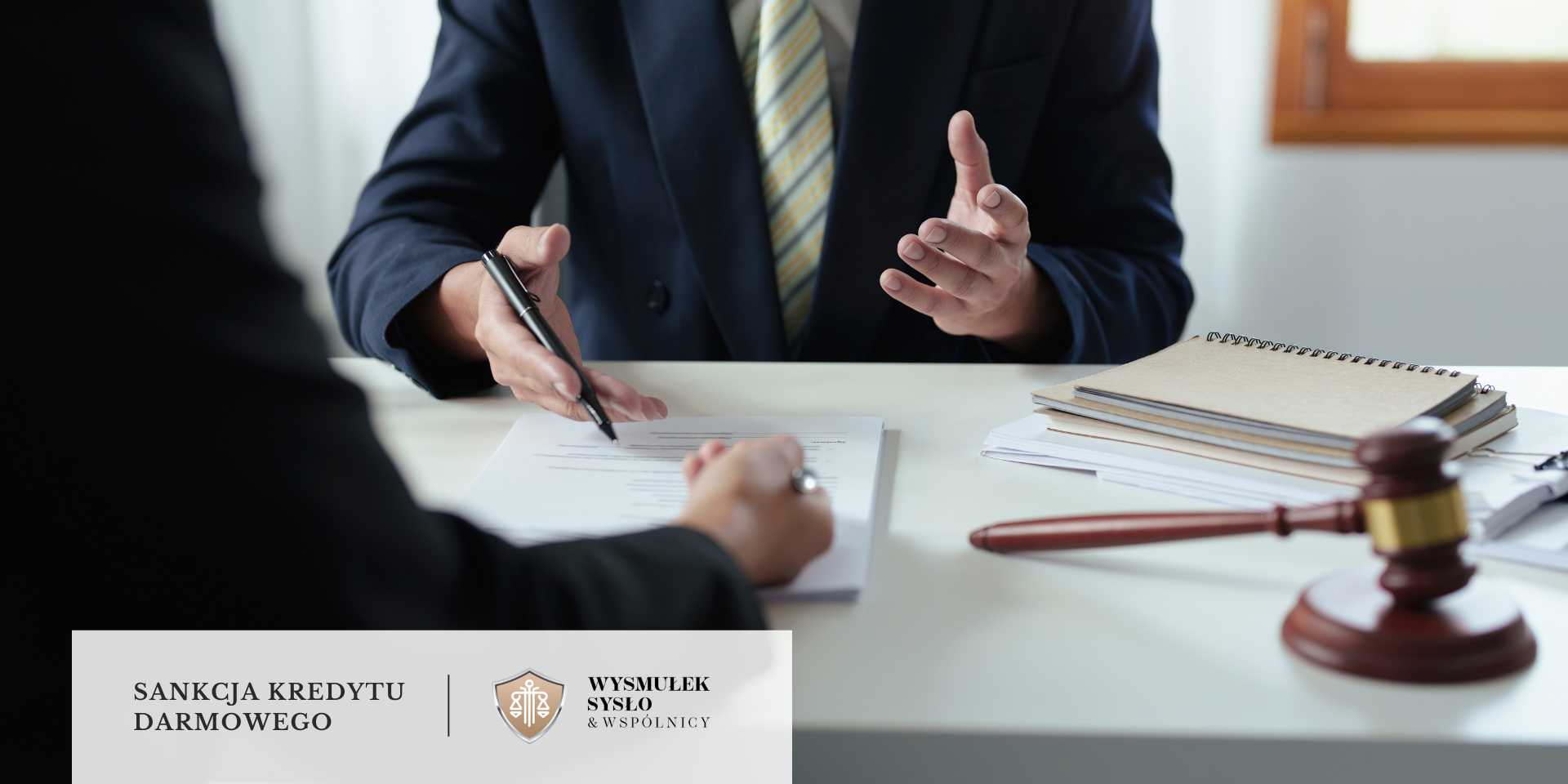 Konsument rozmawiający z prawnikiem w kancelarii