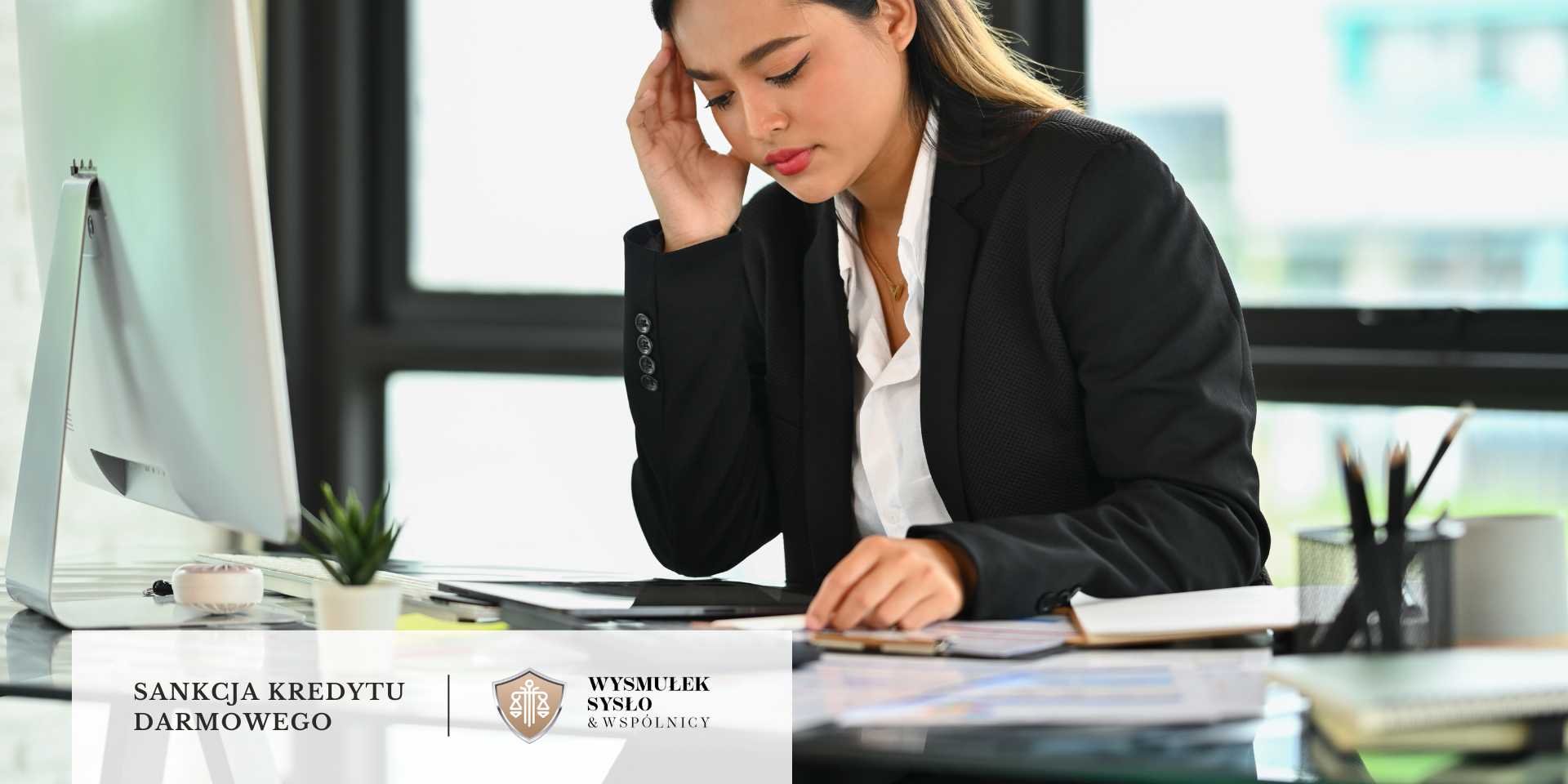 Prawnik analizuje umowę kredytu Banku Millennium przy biurku