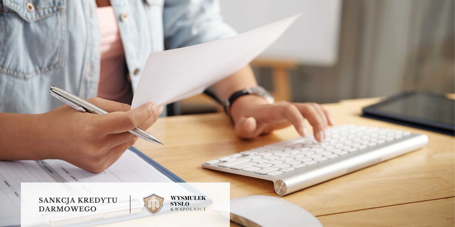 Konsument wpisujący dane umowy kredytowej na klawiaturze komputera