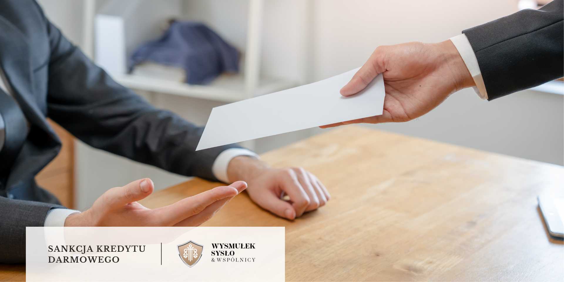 Mężczyzna podający kredytobiorcy potwierdzenie zwrotu prowizji
