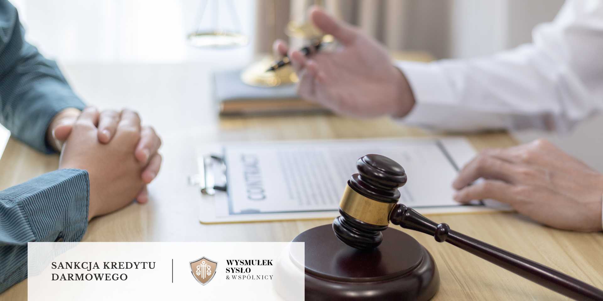 Prawnik omawiający z klientem proces sądowy dotyczący sankcji kredytu darmowego