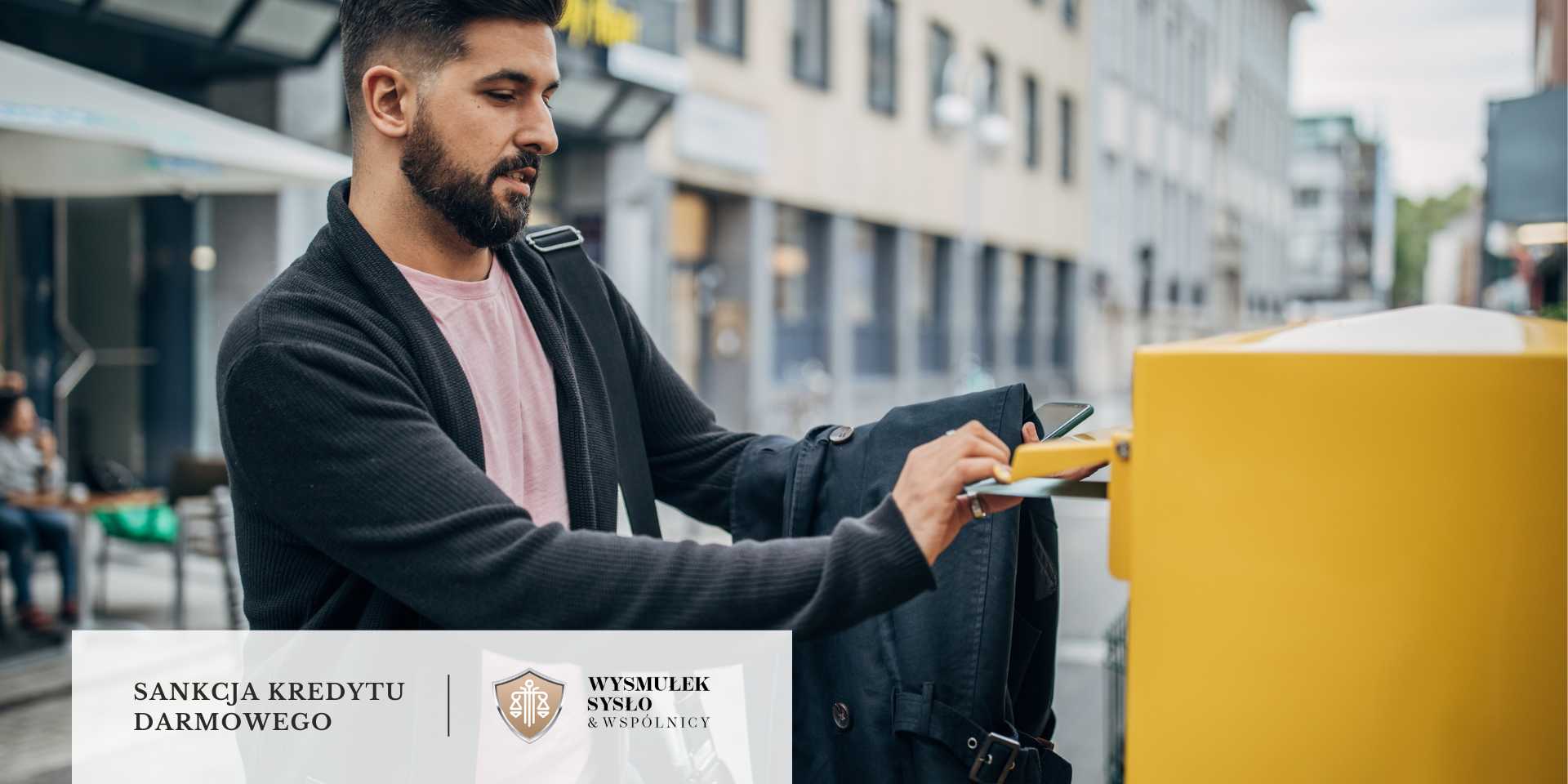 Mężczyzna wysyłający list polecony do banku w sprawie sankcji kredytu darmowego