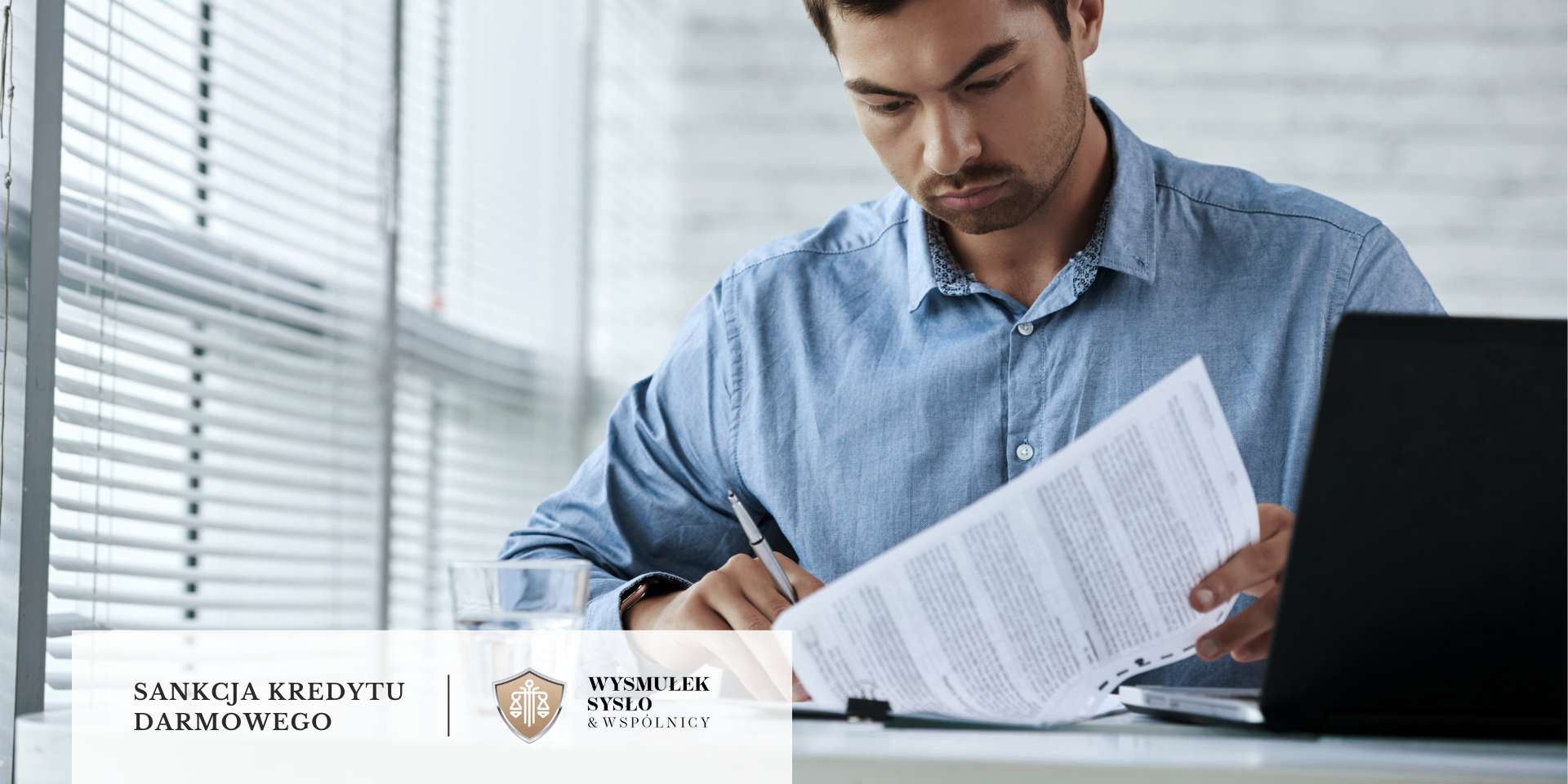 Konsument analizujący umowę kredytową przy biurku