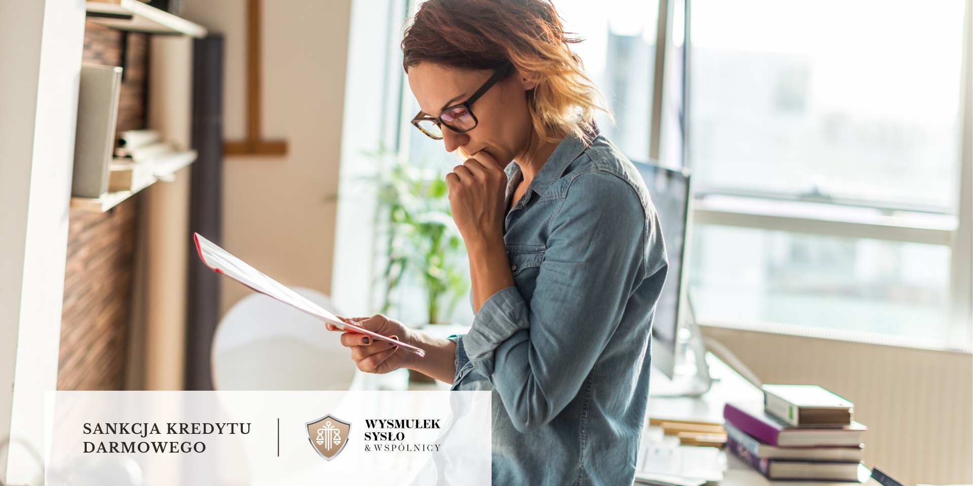 Kredytobiorca stojący w pokoju, analizujący umowę kredytową i rozważający skorzystanie z sankcji kredytu darmowego