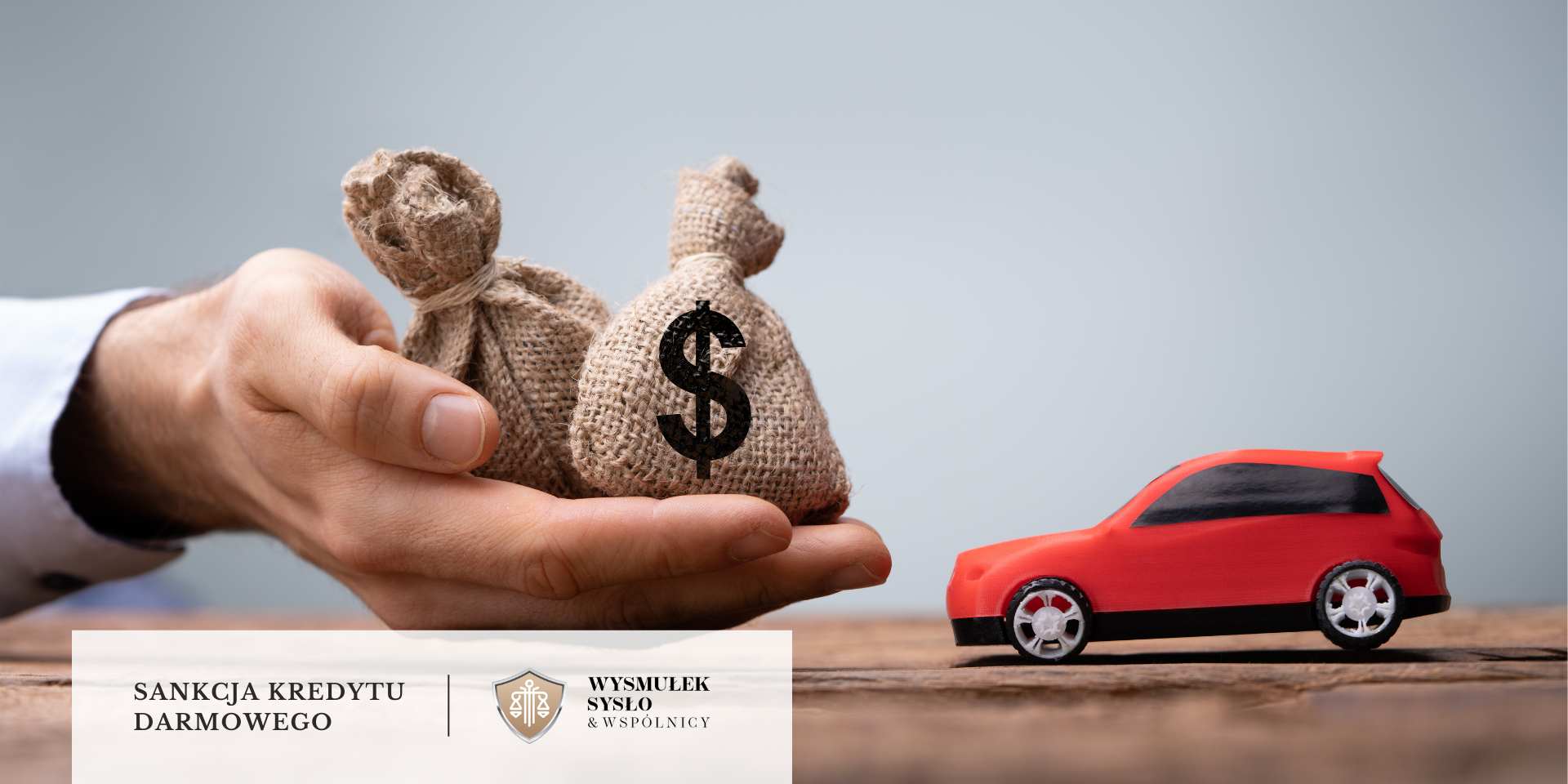 Ręka trzyma dwa małe woreczki z symbolami walut obok figurki samochodu, symbolizujące koszty kredytu samochodowego