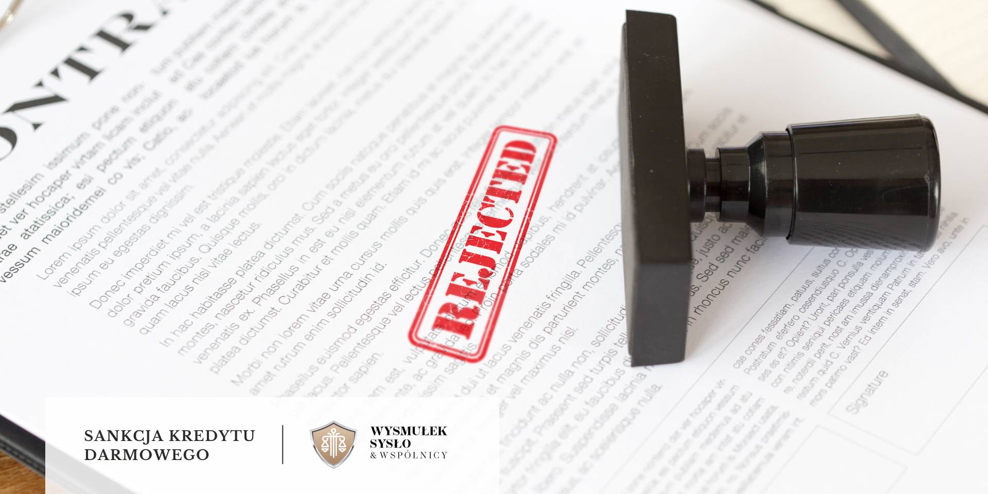 sankcja-kredytu-darmowego-odpowiedz-banku Dokument z napisem „odrzucono” oraz pieczęcią leżącą obok