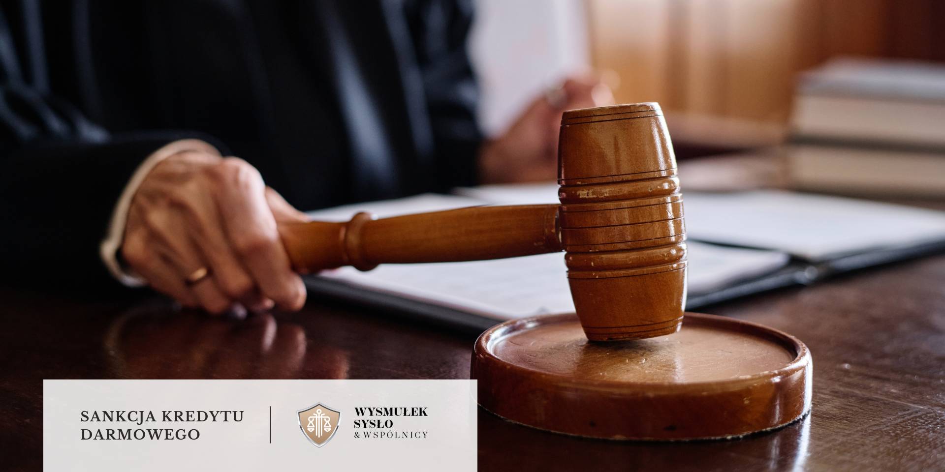 sankcja-kredytu-darmowego-postepowanie-sadowe Sędzia używający młotka sędziowskiego na sali rozpraw