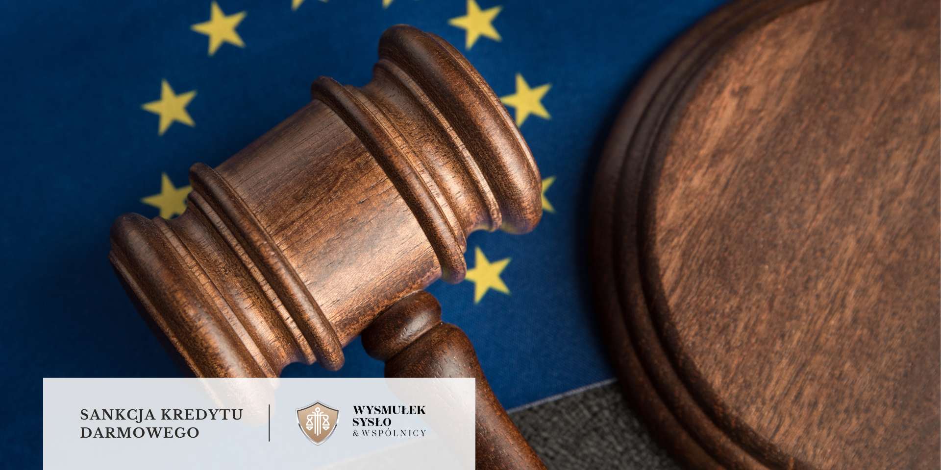 Młotek sędziowski z podstawką leżący na fladze Unii Europejskiej