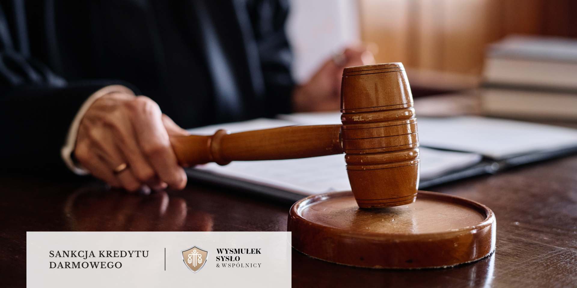 Sędzia ogłaszający wyrok uderzeniem młotka w podstawkę w sali sądowej