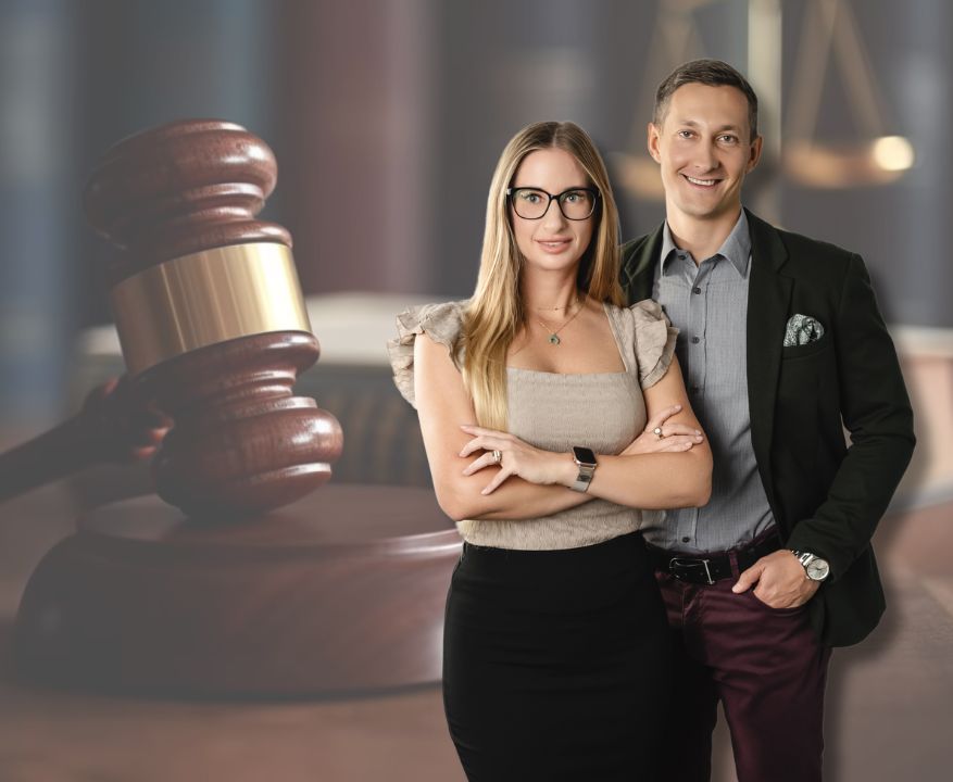 Mec. Karolina Wysmułek i mec. Paweł Sysło na tle młotka sędziowskiego