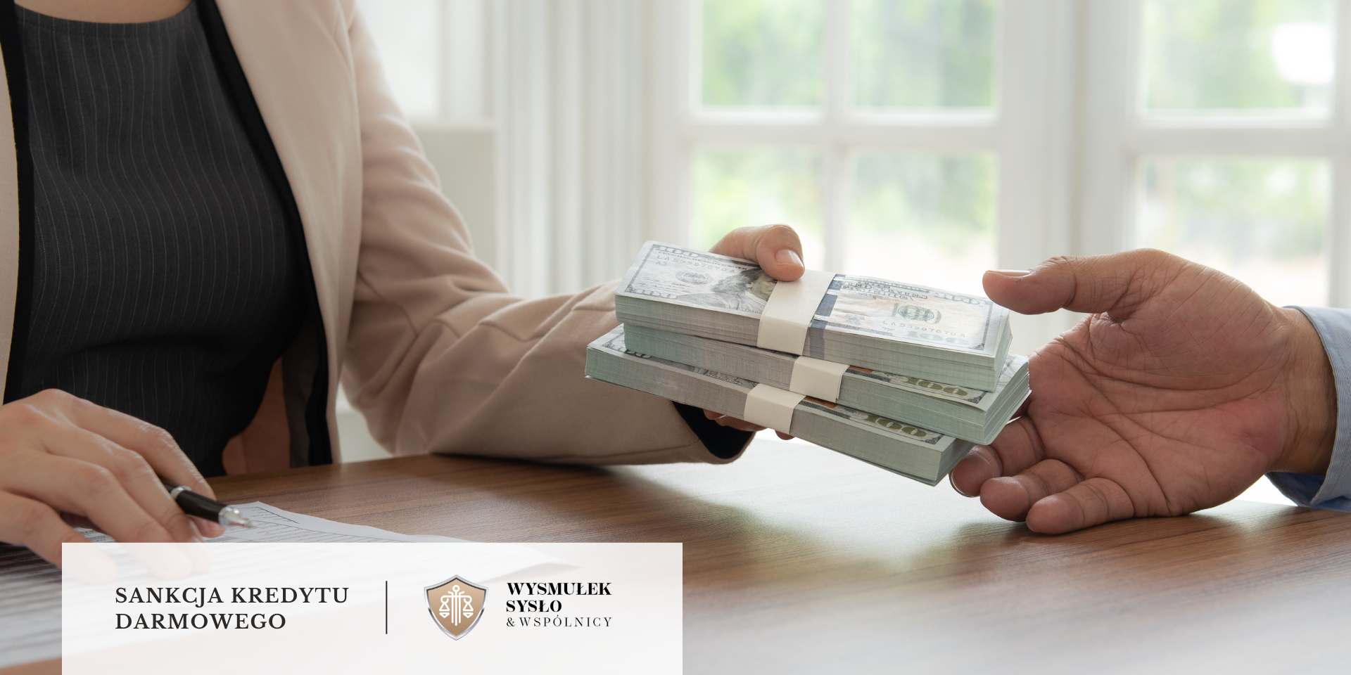 Kredytobiorca odbierający od przedstawiciela banku zwrot nadpłat dzięki sankcji kredytu darmowego
