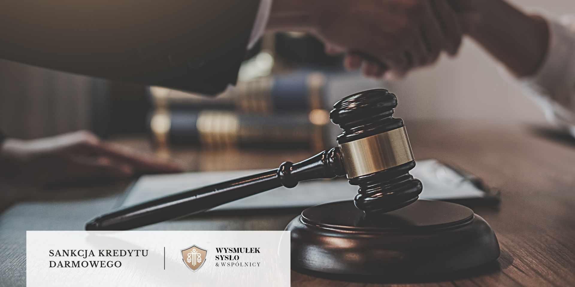 co-to-sankcja-kredytu-darmowego Młotek sędziowski na podstawce, w tle uściśnięte dłonie symbolizujące zgodę przy darmowy kredyt