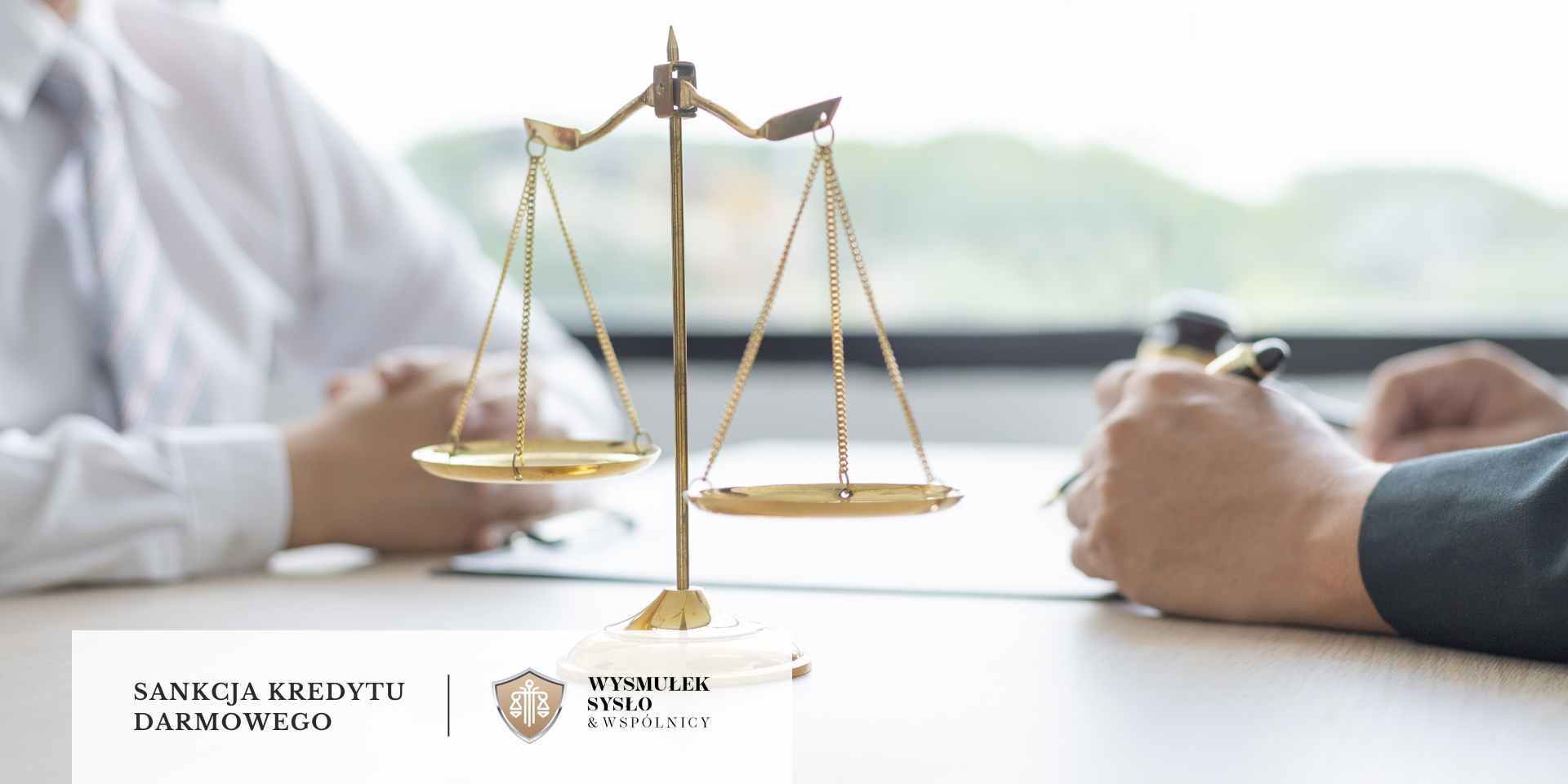 skd-banki-kredytobiorcy <br />
Na stole stoi złota waga sprawiedliwości, a po obu jej stronach widać dłonie dwóch osób – jednej trzymającej długopis, a drugiej mającej zaciśniętą pięść.