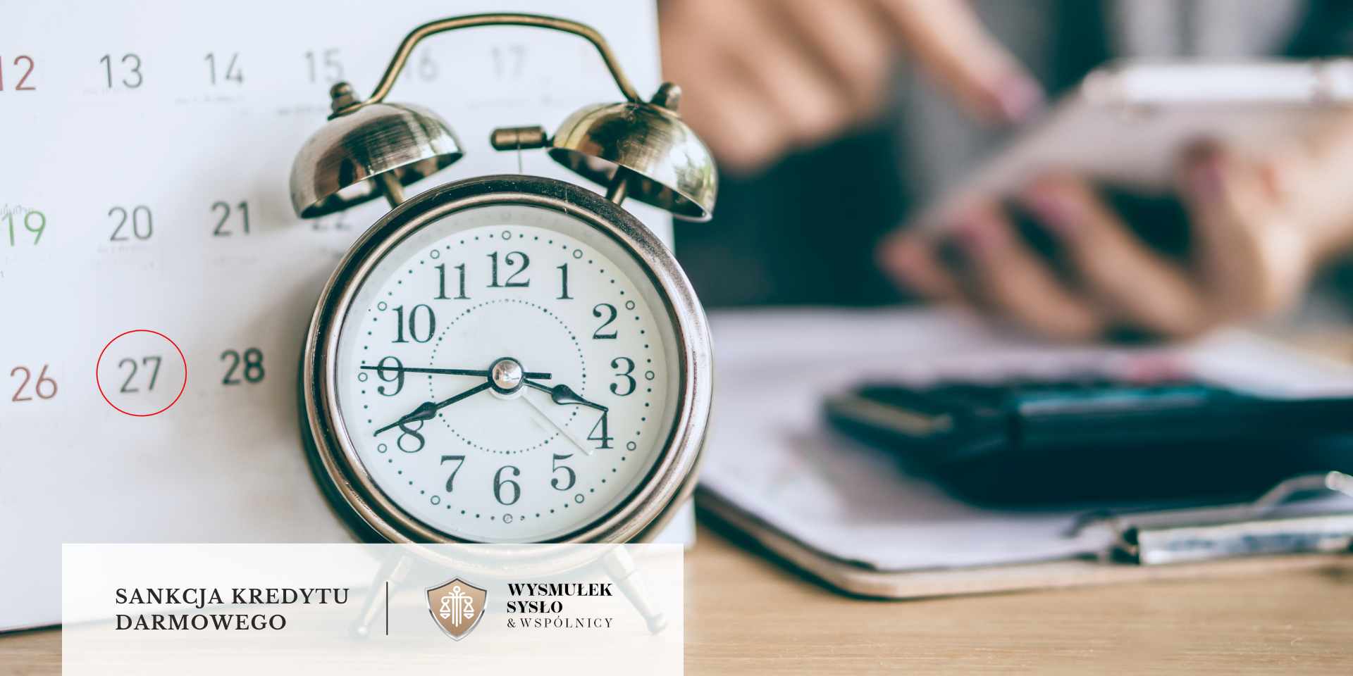 termin-zlozenia-sankcji-kredytu-darmowego Kalendarz i zegar obok kalkulatora, w tle kredytobiorca liczący raty darmowy kredyt