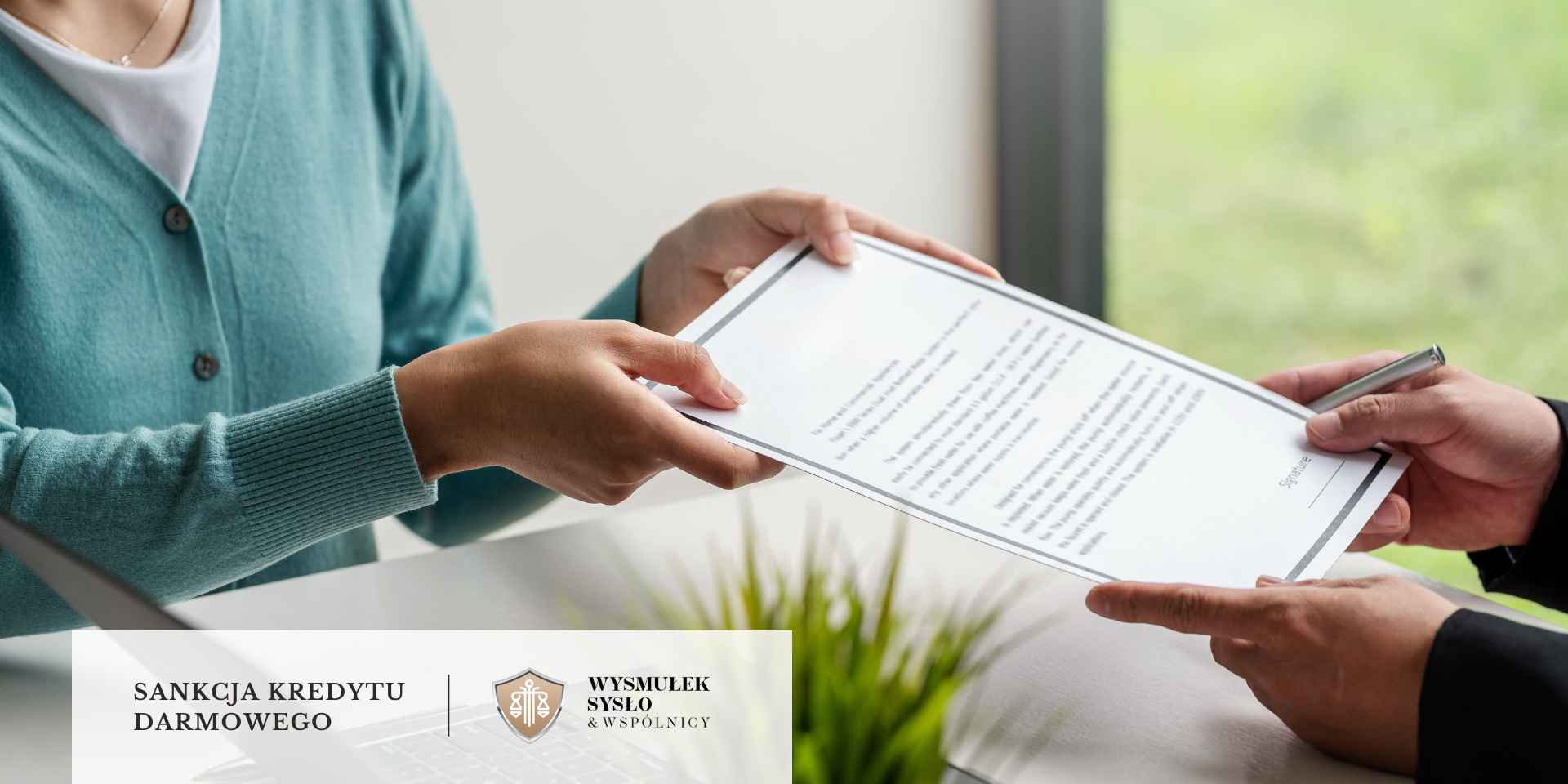 
Dwie pary rąk wymieniają się dokumentami na białym biurku, co symbolizuje proces analizy lub podpisywania umowy