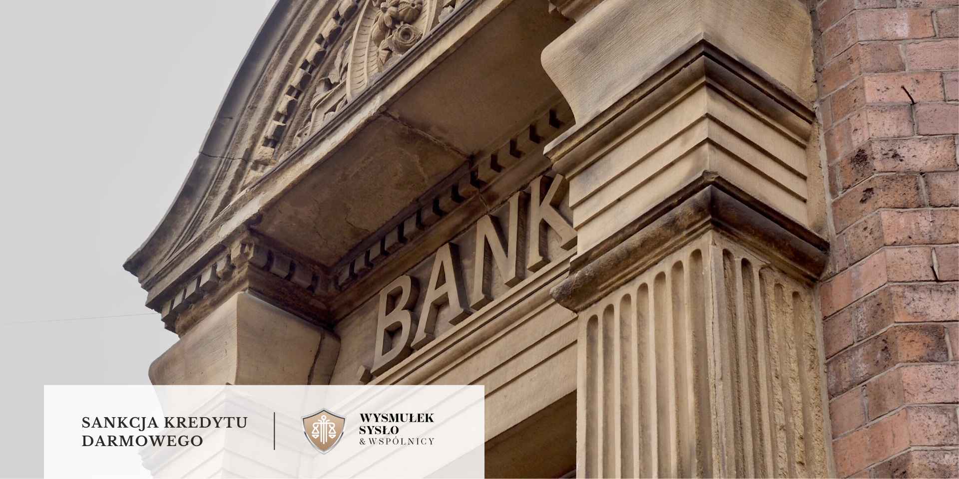 ochrona-konsumenta-sankcja-kredytu-darmowego-bank
Widok z dołu na fasadę budynku z klasycznym, kamiennym detalem architektonicznym i dużym napisem BANK