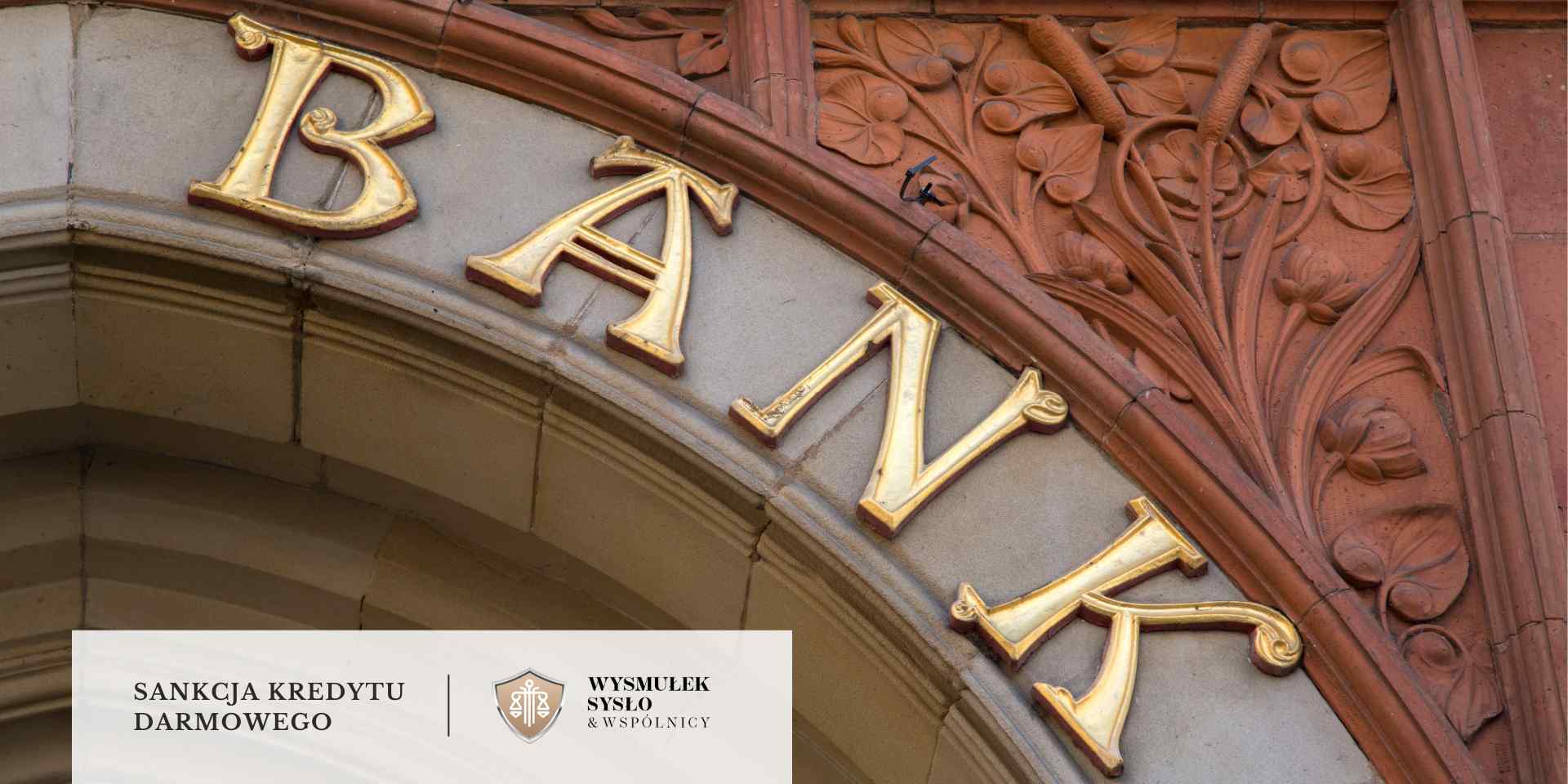 
Zbliżenie na złoty, ozdobny napis BANK na klasycznej, kamiennej fasadzie budynku