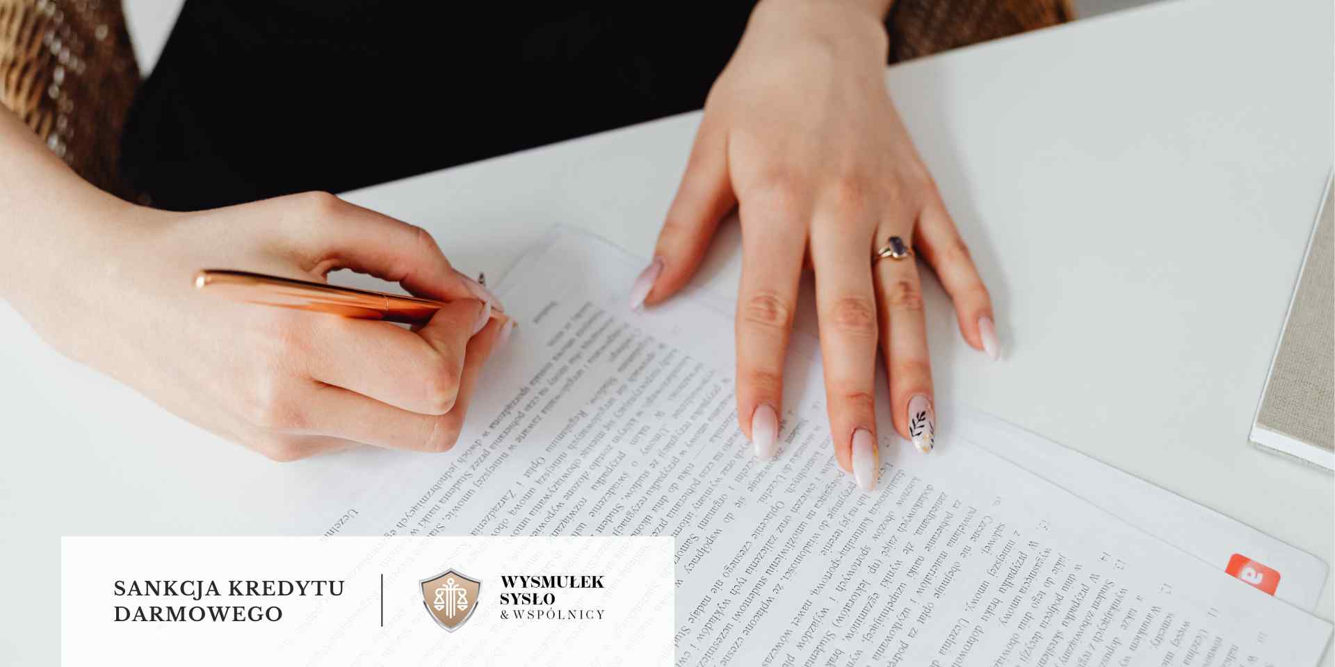 
Kobieta ze starannym manicurem podpisuje dokument złotym długopisem 