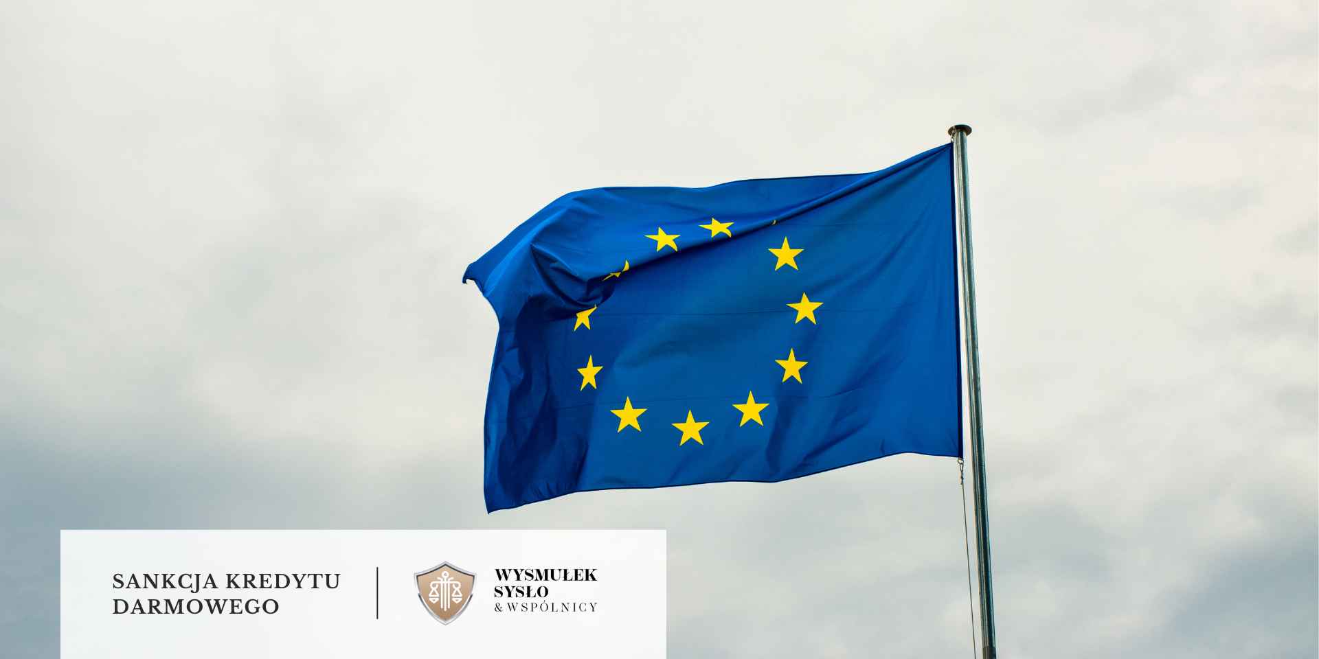 sankcja-kredytu-darmowego-orzecznictwo-TSUE <br />
Flaga Unii Europejskiej z dwunastoma żółtymi gwiazdami na niebieskim tle, powiewa na maszcie pod pochmurnym niebem