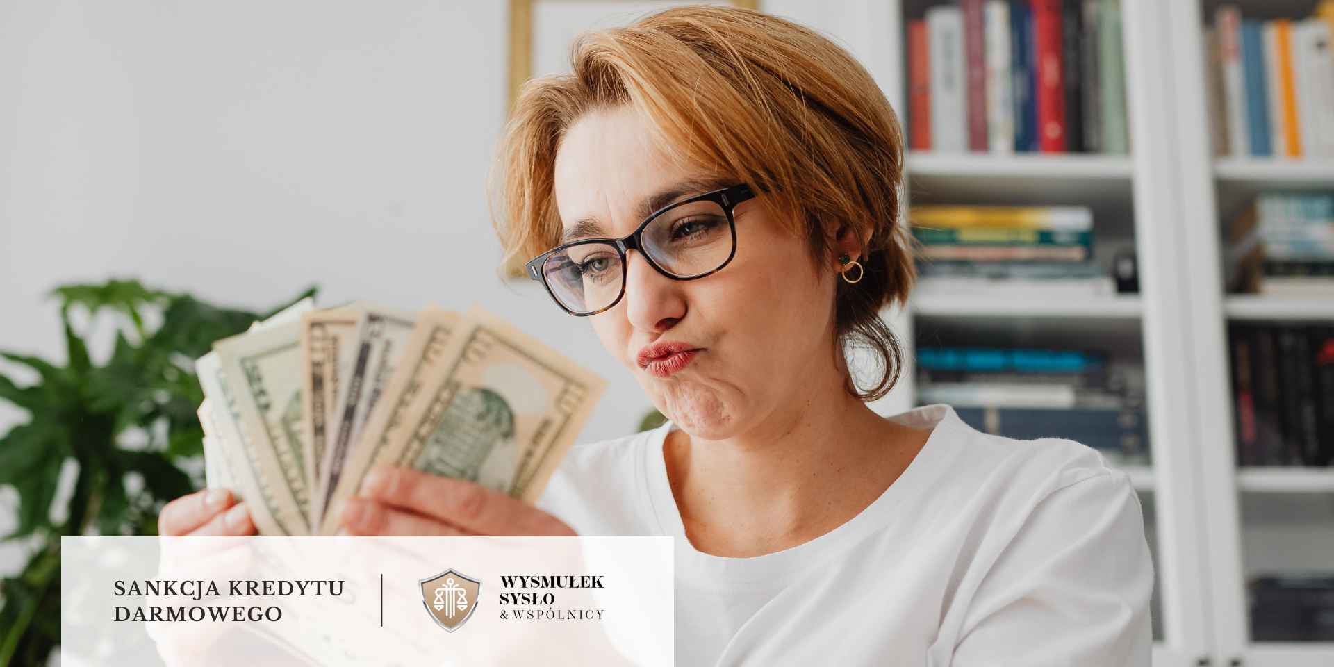 skd-zwrot-wylacznie-kapitalu Kobieta w okularach i białej koszulce, z zaciętą miną, trzyma i ogląda wachlarz banknotów