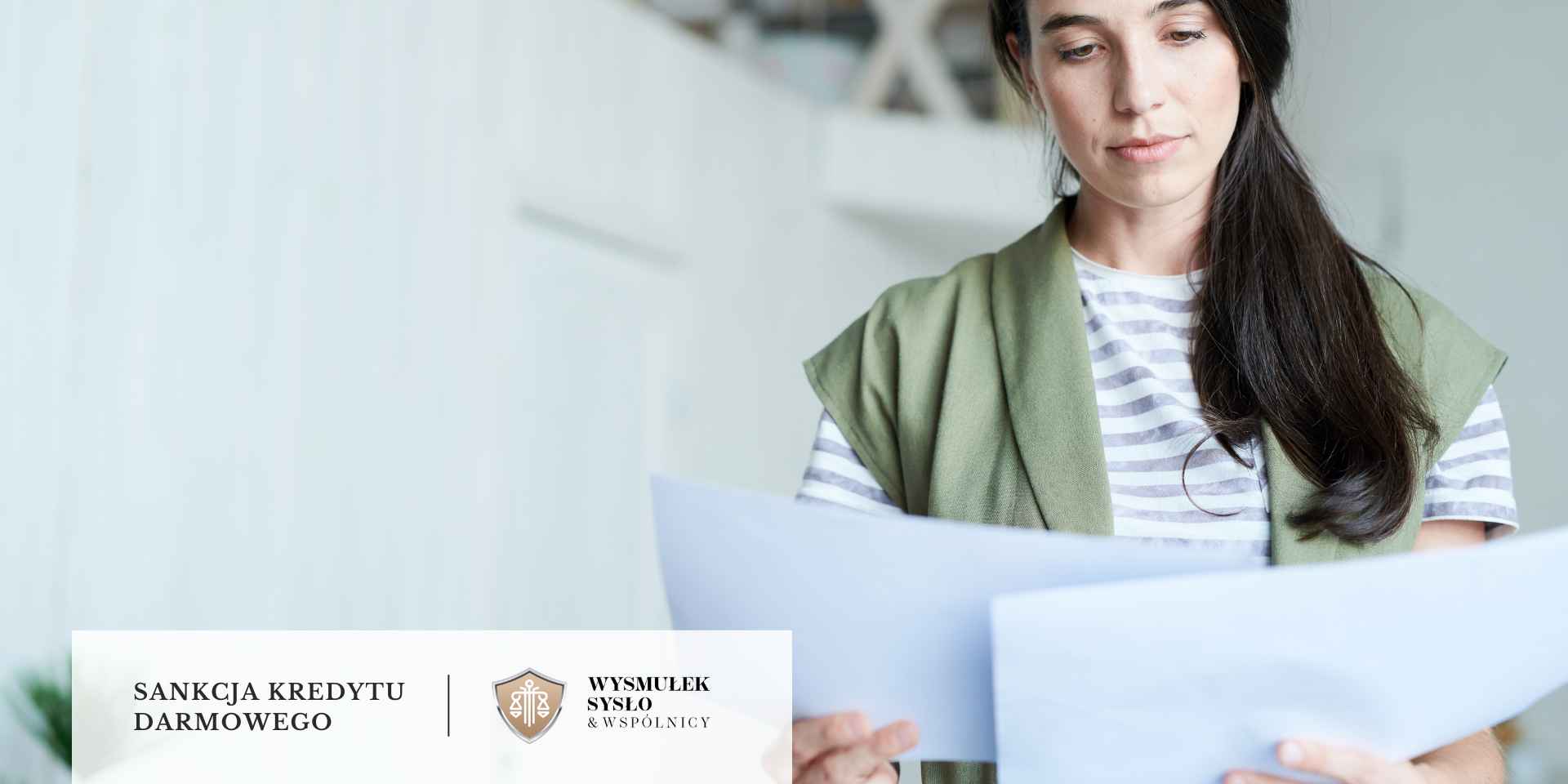 Kobieta o długich, ciemnych włosach, ubrana w pasiastą koszulkę i zieloną kamizelkę, stoi, czytając dokumenty w sprawie SKD