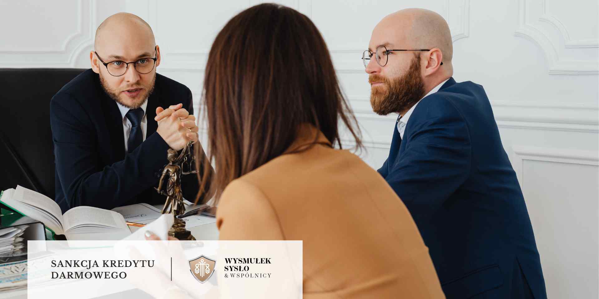 Prawnik wyjaśnia klientom zagadnienia prawnicze podczas spotkania w kancelarii