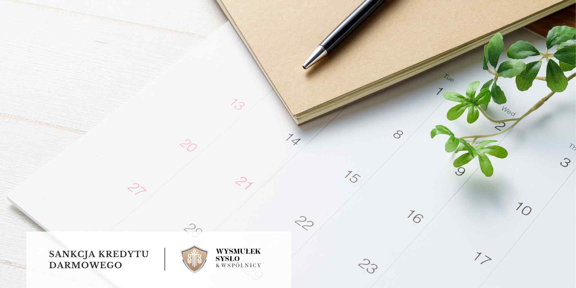 Zbliżenie na kalendarz lub planer z widocznymi datami, leżący na jasnym stole obok długopisu i zielonej rośliny, symbolizujące upływ czasu