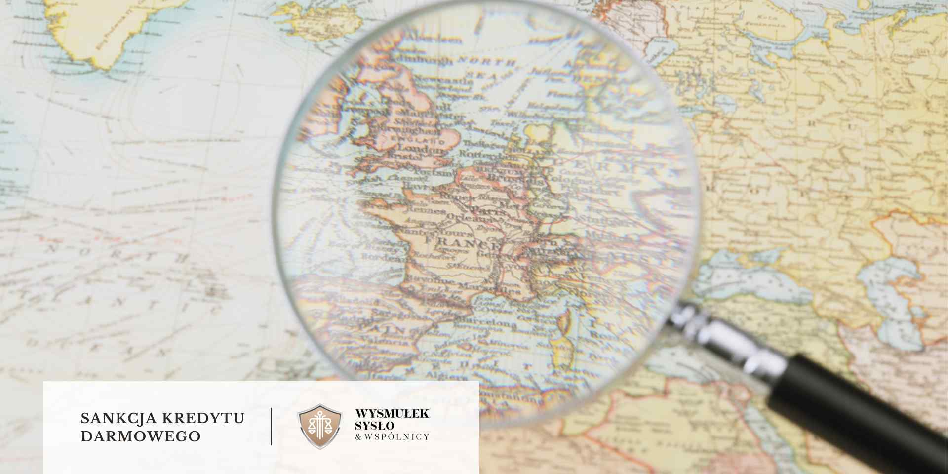 Lupa powiększa obszar Europy na mapie, leżąc na niej, co symbolizuje analizę przepisów unijnych