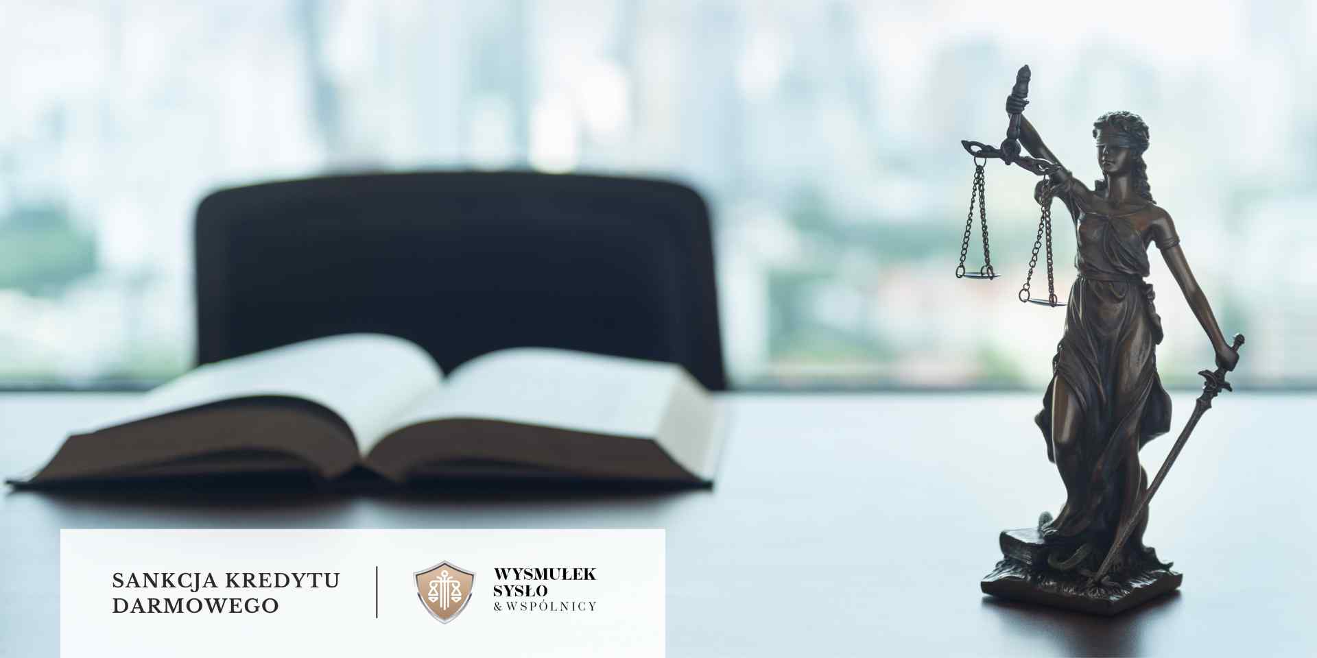 prawo-2026-sankcja-kredytu-darmowego Posąg Temidy, bogini sprawiedliwości z wagą i mieczem, stoi na pierwszym planie, z otwartą księgą prawa w tle na drewnianym stole.