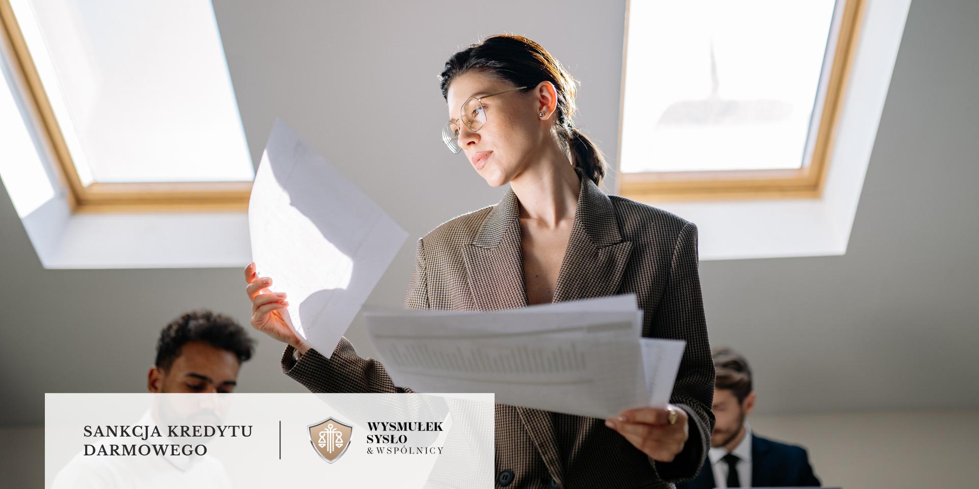 kobieta_czytająca_umowe_analiza_kredytu_konsumenckiego