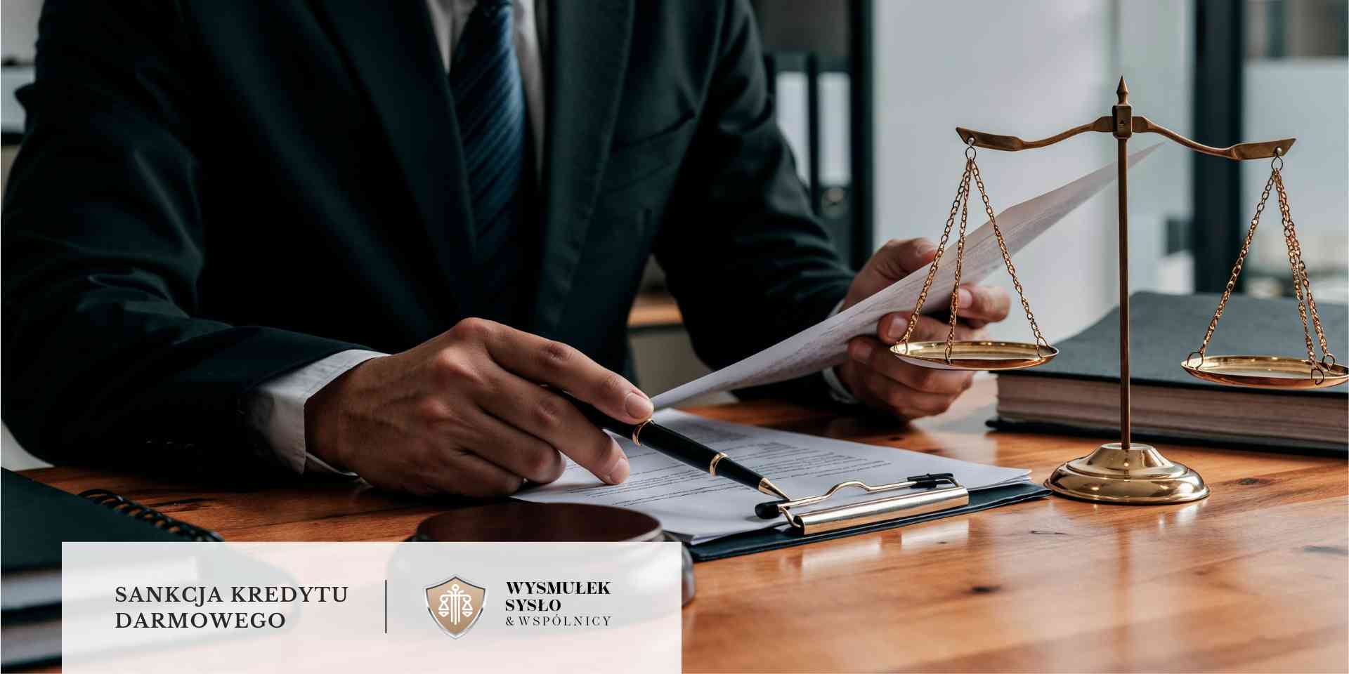 Prawnik analizujący umowę kredytową pod kątem sankcji kredytu darmowego przy złotej wadze sprawiedliwości.