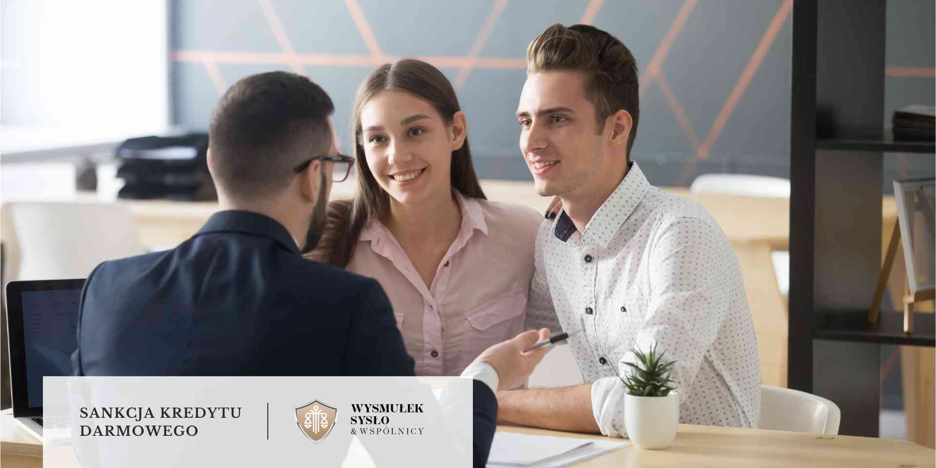 Uśmiechnięta para spotyka się z doradcą w biurze.