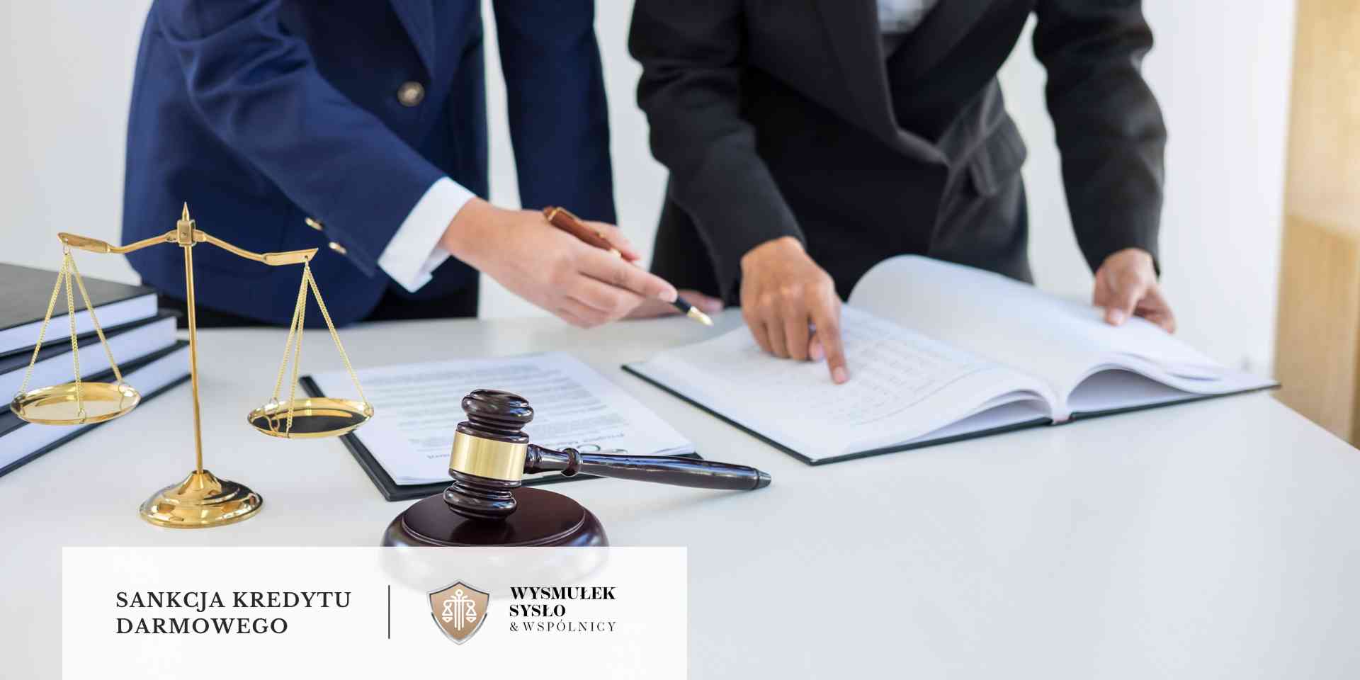 Dłonie prawników wskazujące zapisy w otwartej księdze obok wagi oraz młotka.