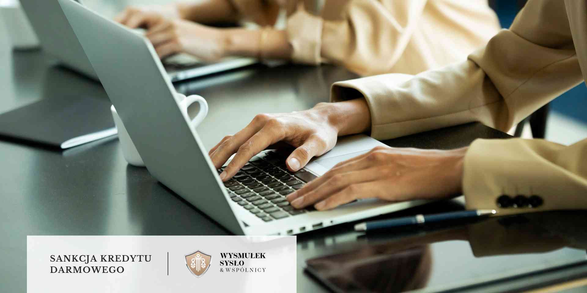 Zbliżenie na dłonie prawnika piszącego na klawiaturze laptopa