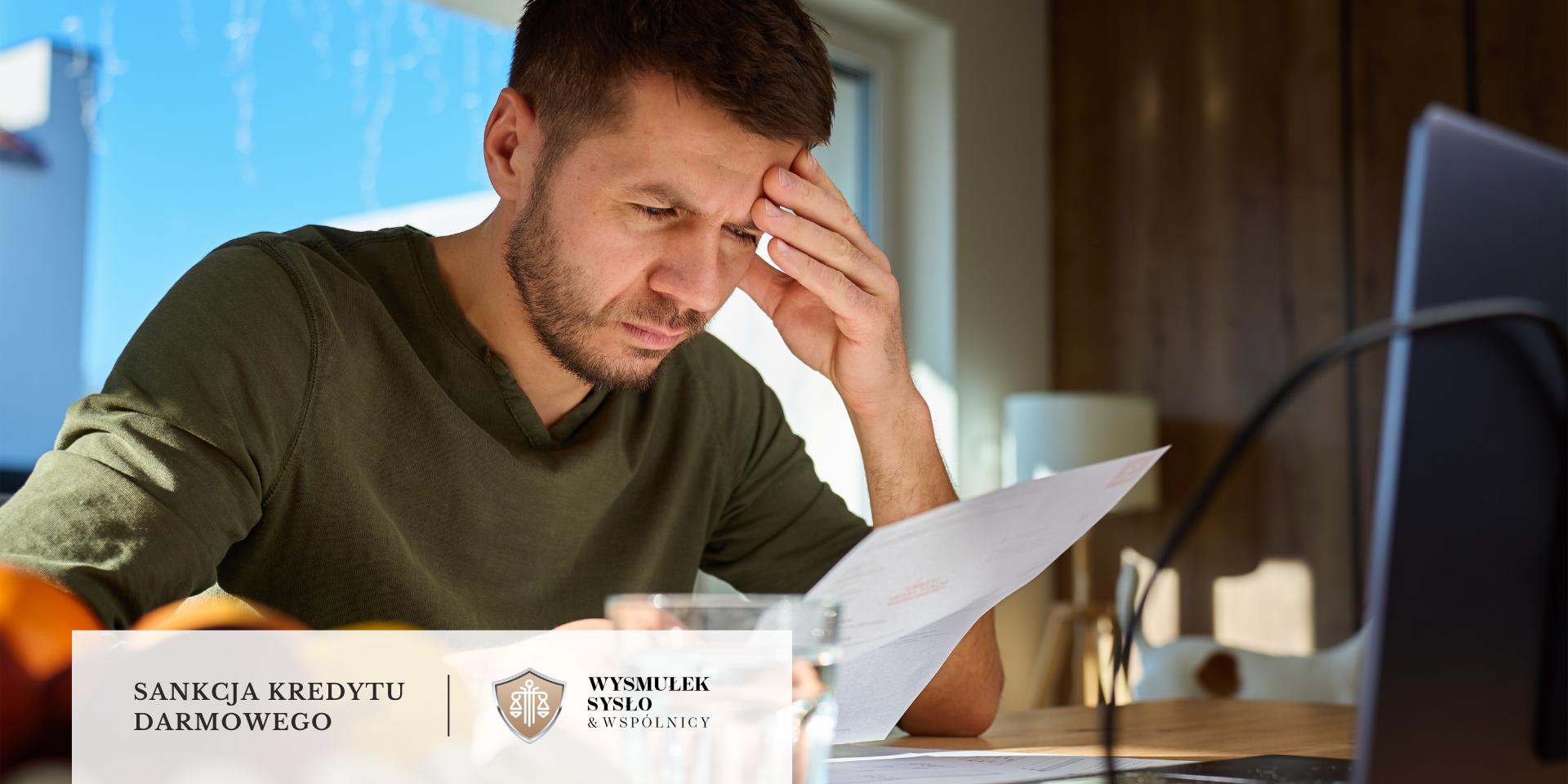 mezczyzna_analizuje_umowe_SKD