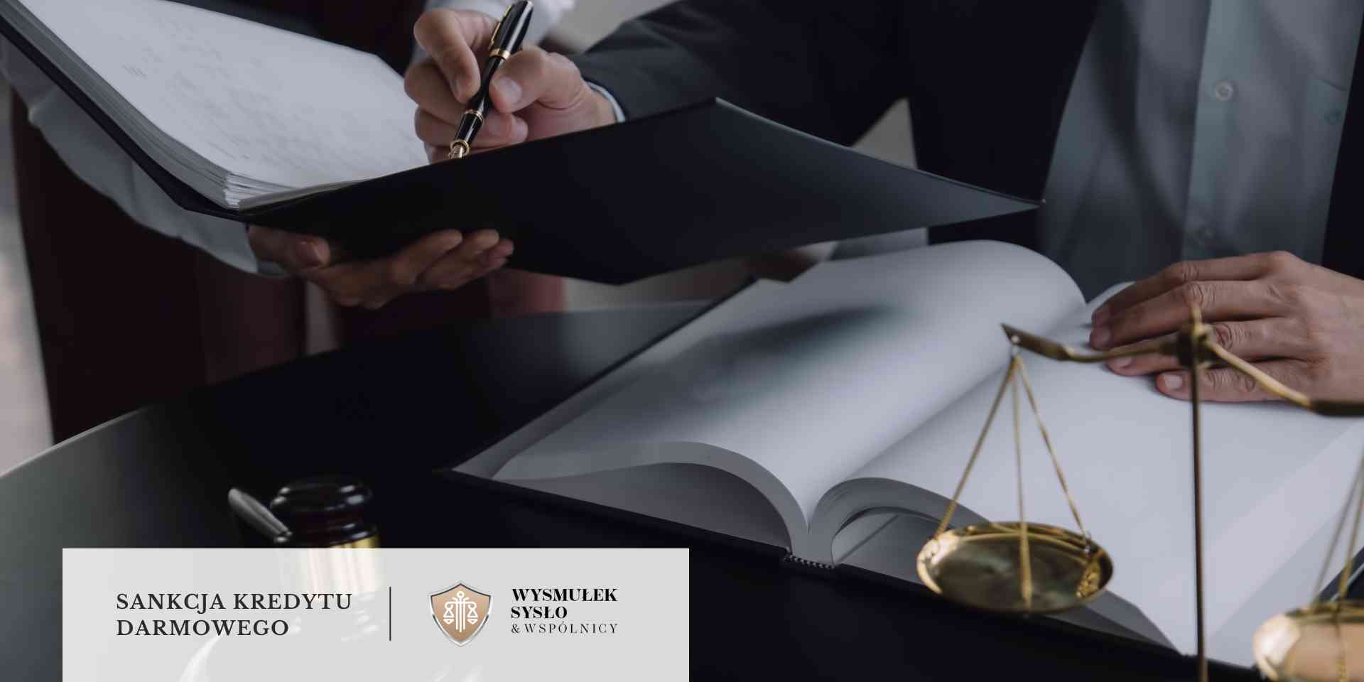Prawnik w ciemnym garniturze analizujący otwartą księgę i robiący notatki piórem; obok widoczna złota waga sprawiedliwości.