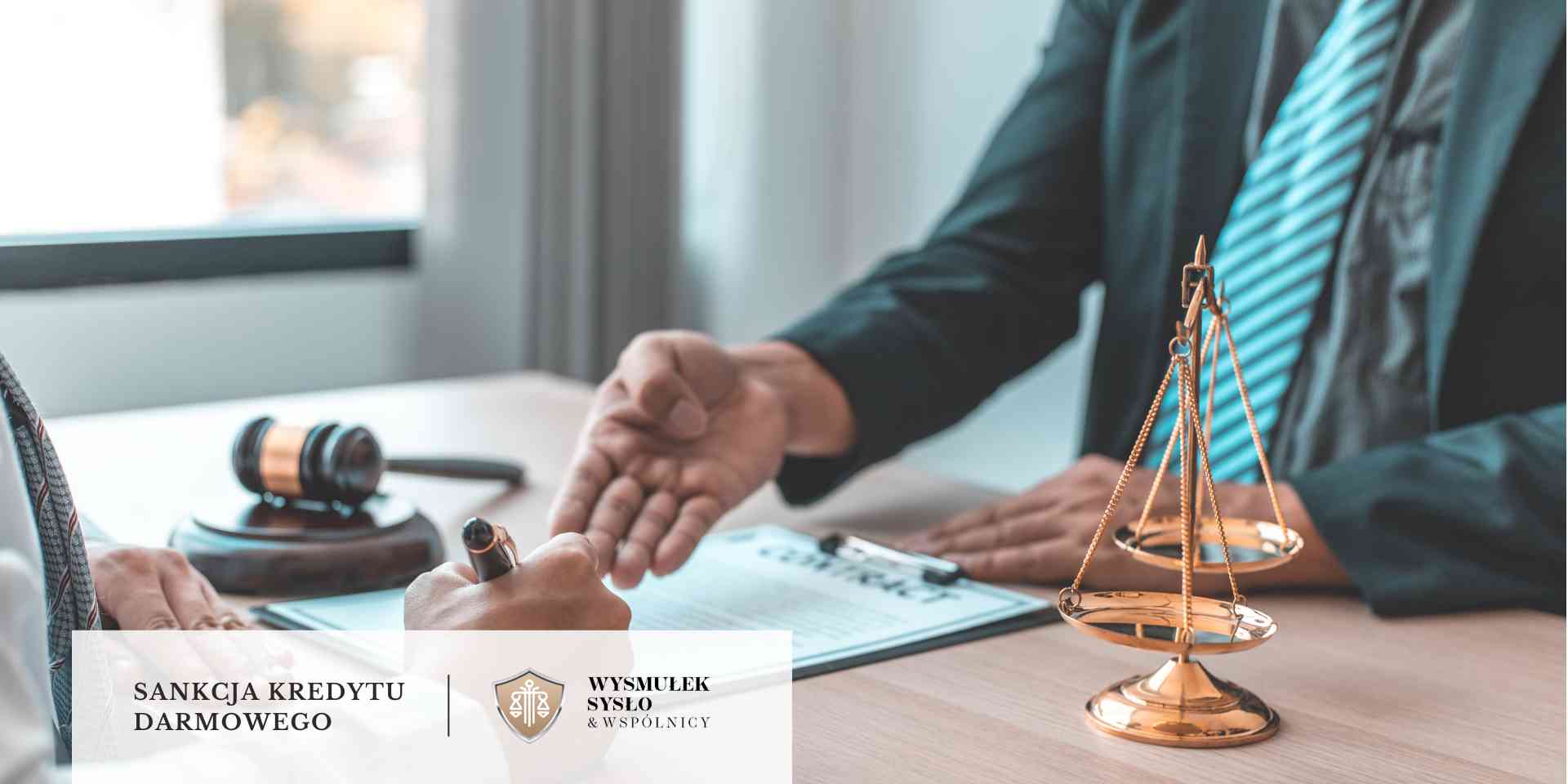 Prawnik w ciemnym garniturze analizujący otwartą księgę i robiący notatki piórem; obok widoczna złota waga sprawiedliwości.