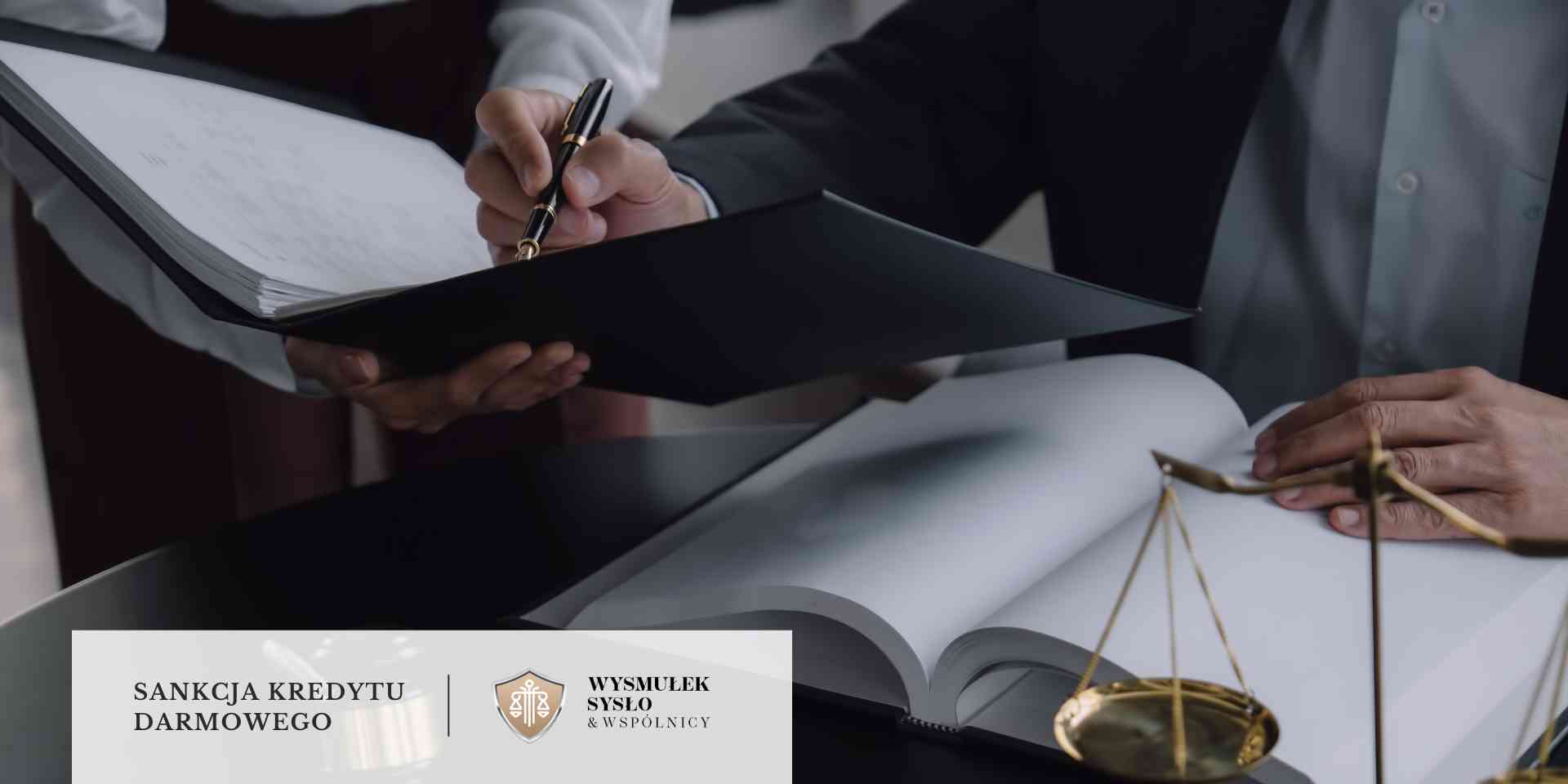 Młotek sędziowski i złota waga sprawiedliwości na tle regałów z grubymi księgami prawniczymi; po lewej ręka prawnika pisząca piórem.