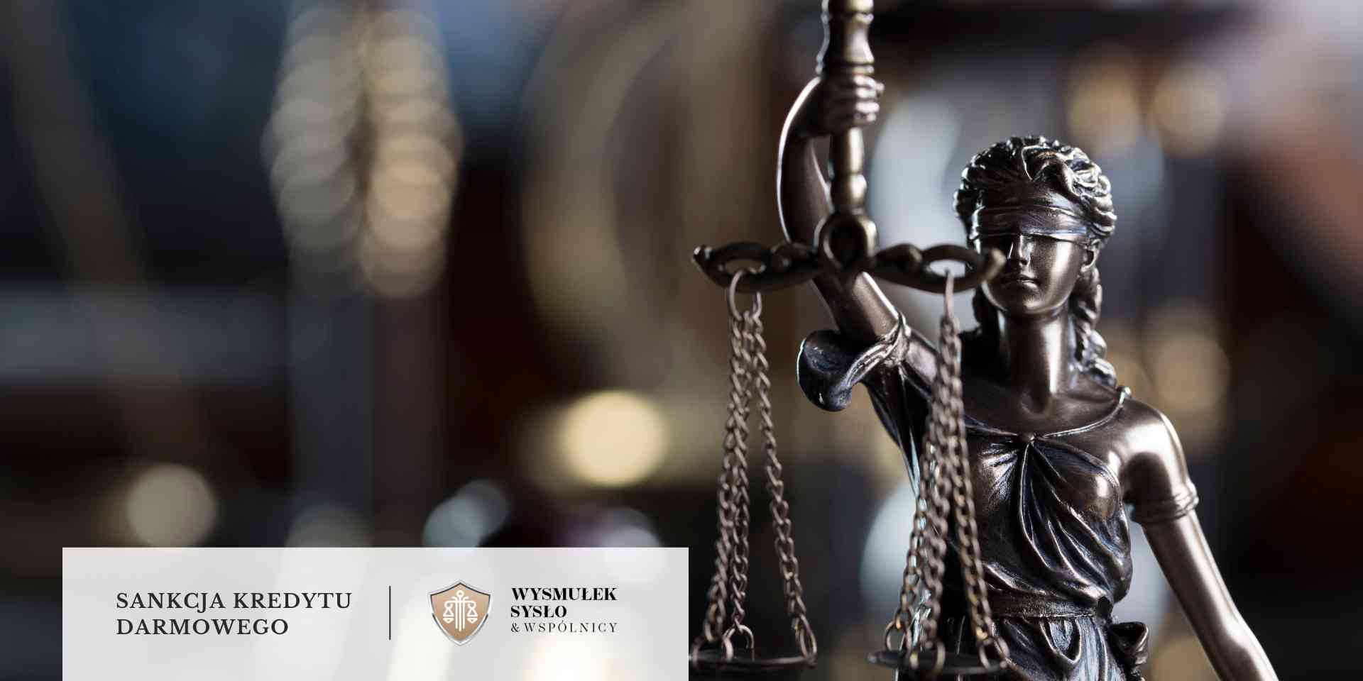 Zbliżenie na posąg Temidy z wagą na ciemnym, rozmytym tle