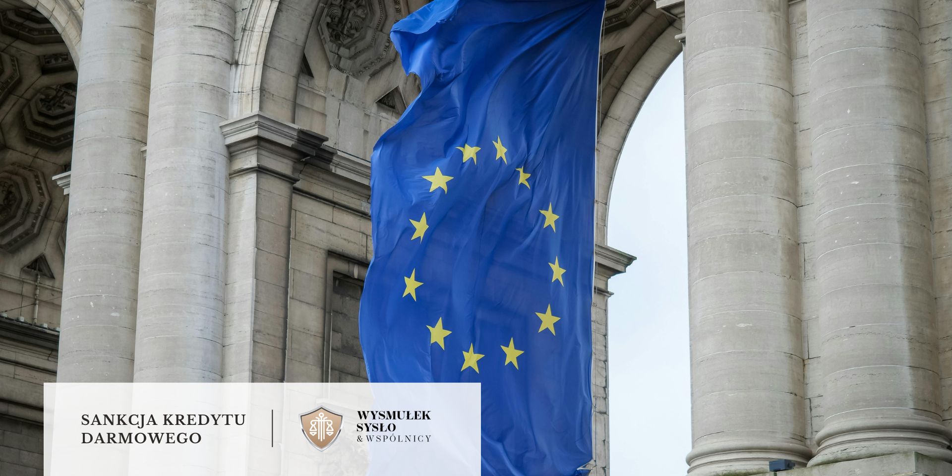 sprawa-machski-opinia-rzecznika-tsue » Kancelaria Wysmułek, Sysło i Wspólnicy Prawnik w ciemnym garniturze analizujący otwartą księgę i robiący notatki piórem; obok widoczna złota waga sprawiedliwości.