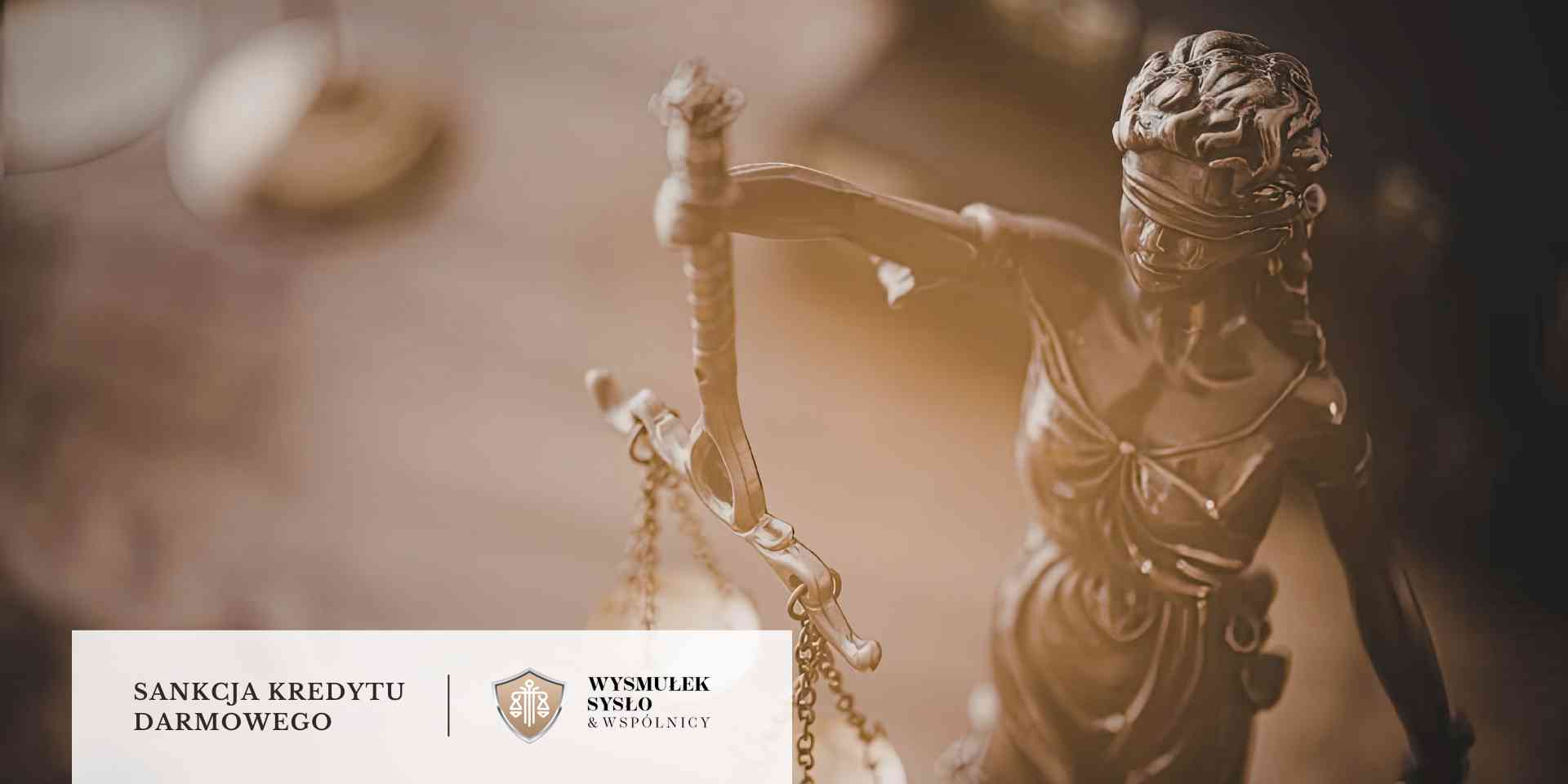 odsetki-od-skredytowanych-kosztow-jak-rozpoznac » Kancelaria Wysmułek, Sysło i Wspólnicy Prawnik w ciemnym garniturze analizujący otwartą księgę i robiący notatki piórem; obok widoczna złota waga sprawiedliwości.