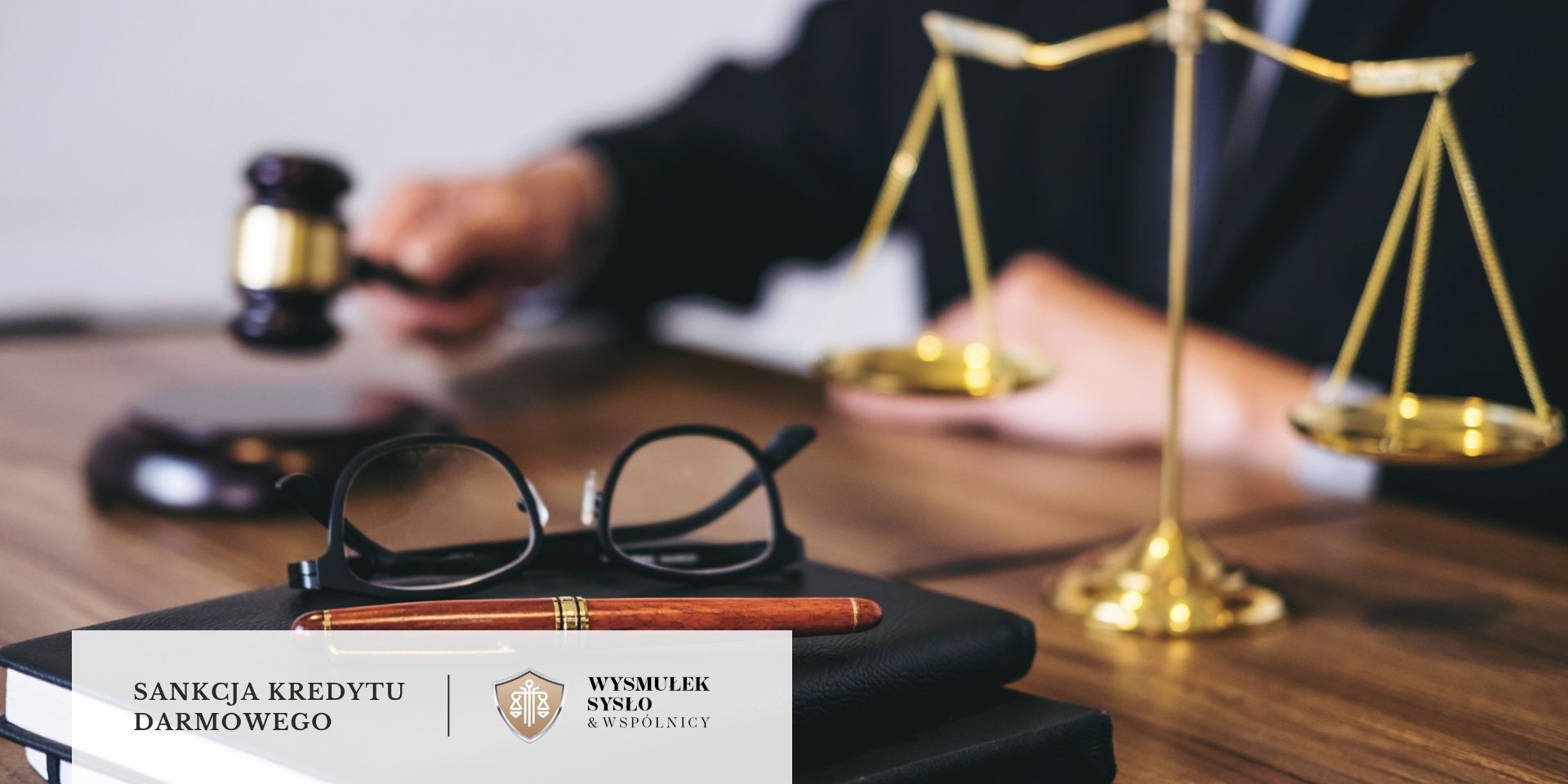 reprezentacja-sadowa-kredyty-konsumenckie » Kancelaria Wysmułek, Sysło i Wspólnicy Prawnik w ciemnym garniturze analizujący otwartą księgę i robiący notatki piórem; obok widoczna złota waga sprawiedliwości.